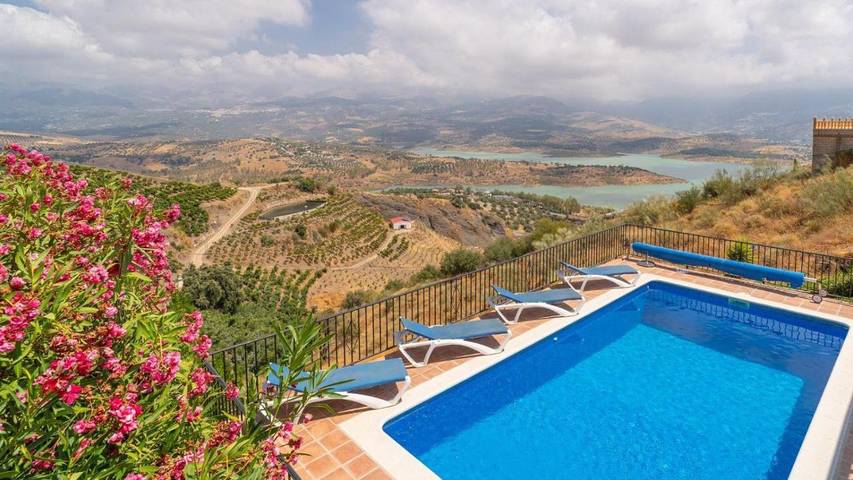 Casa rural para 8 personas, con piscina y terraza en Viñuela