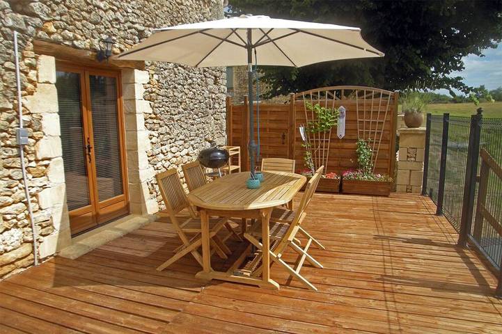 Location de vacances pour 5 personnes, avec jardin ainsi que terrasse et jacuzzi à Saint-Laurent-des-Bâtons