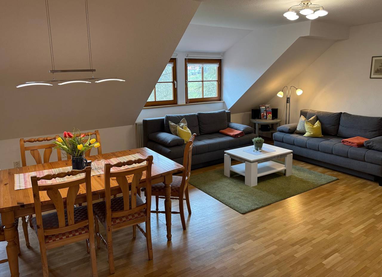 Ganze Wohnung, Ferienwohnung 'Jägerstube' mit Gemeinschaftsterrasse, Gemeinschaftsgarten und Wi-Fi: in Wilhelmsdorf, Region Bodensee-Oberschwaben