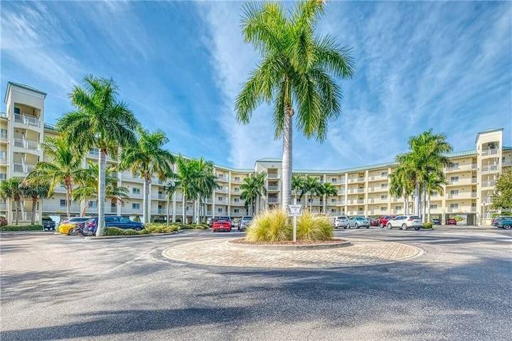 Vacation rental for 4 people, with pool and yard as well as hot tub, with pets in Seminole