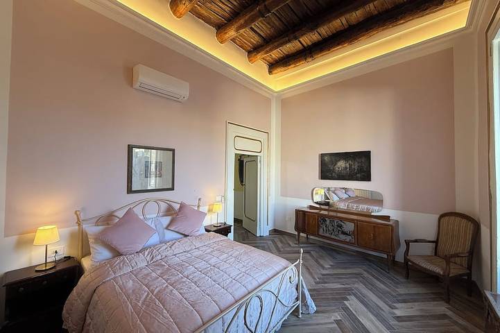 Ganze Wohnung, The Royal Penthouse 3-bedrooms with Panoramic Terrace in Neapel, Neapel Provinz