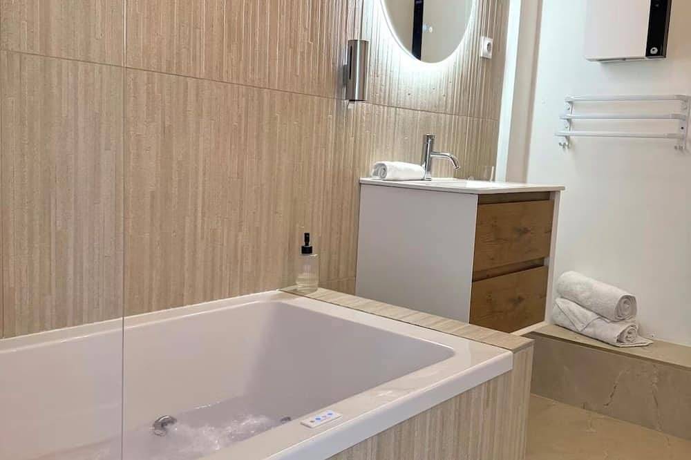 Entire apartment, Brise Bohème Charming apartment with bathtub in Calais, Calais region