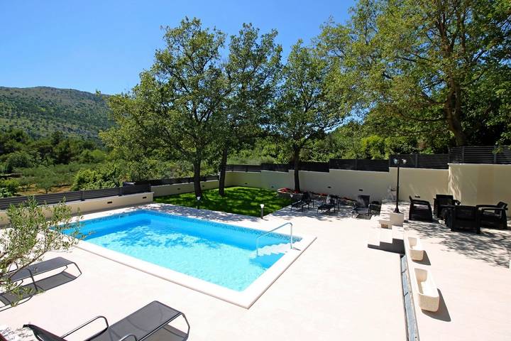 Hel lejlighed, Villa Skura- private heated pool 32m2, summer kitchen, 4 bedrooms, garden in Naklice, Split-Dalmatien