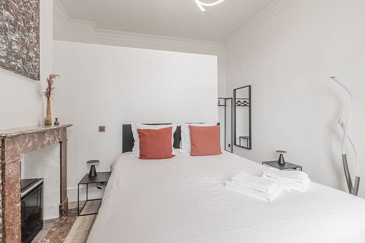 Appartement entier, Elegant room with private bathroom in historic house - city center in Bruges, Flandre-Occidentale