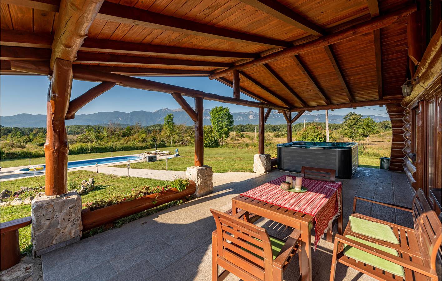Reizende 2-Zimmer-Wohnung mit Pool, Terrasse und WLAN in Lovinac, Lika-Senj