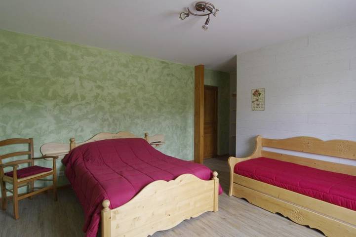 Chambre d’hôte pour 5 personnes, avec vue et piscine ainsi que jardin et terrasse dans le Cantal - 4