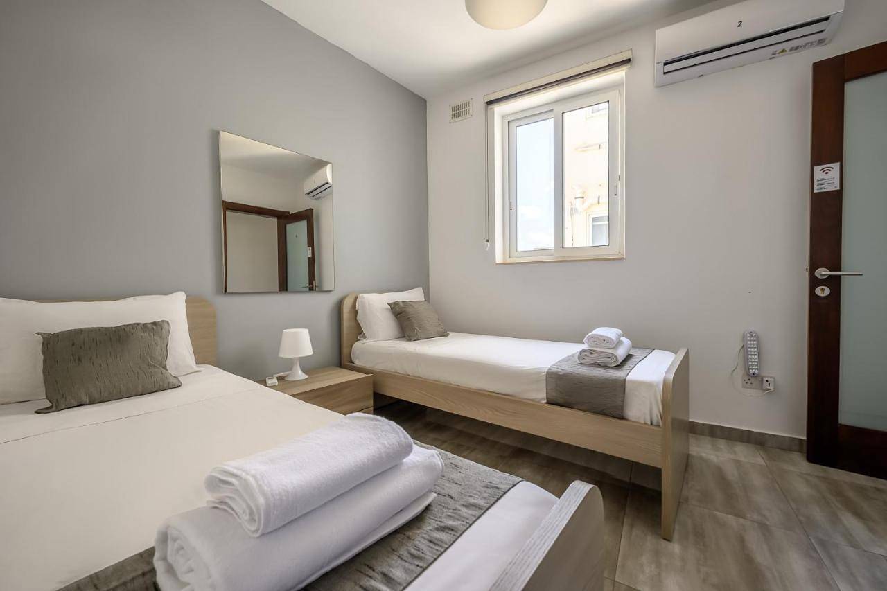 Appartement de vacances entier, F11 Room 2, Private Room two single beds shared bathroom in shared Flat in Msida, Île de Malte