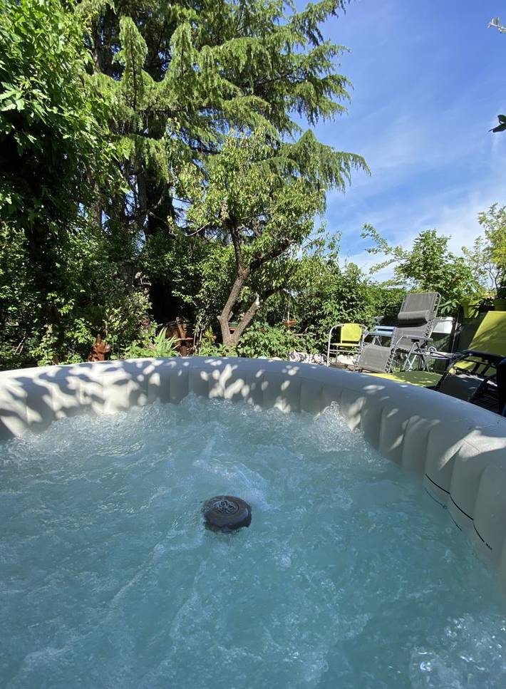 Gîte pour 4 personnes, avec jacuzzi et jardin