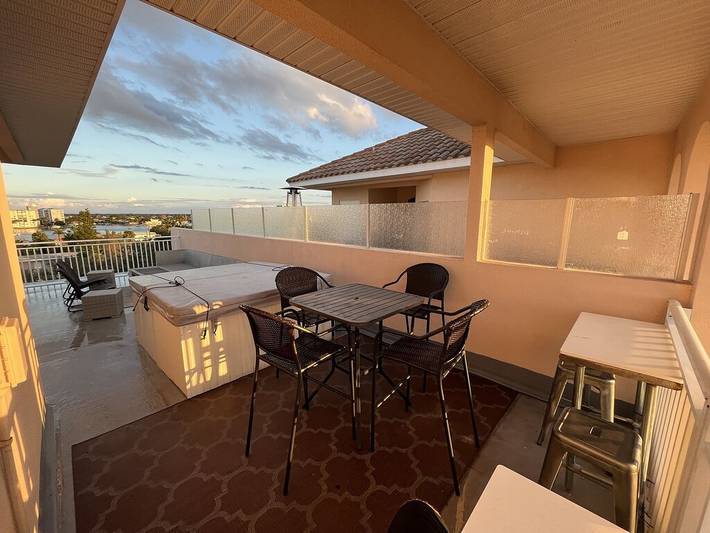Vacation rental for 11 people, with pool and hot tub as well as balcony/terrace in Clearwater