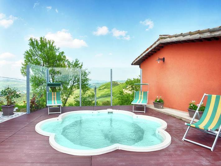Location de vacances pour 3 personnes, avec piscine ainsi que terrasse et jardin à Sant'Angelo in Vado