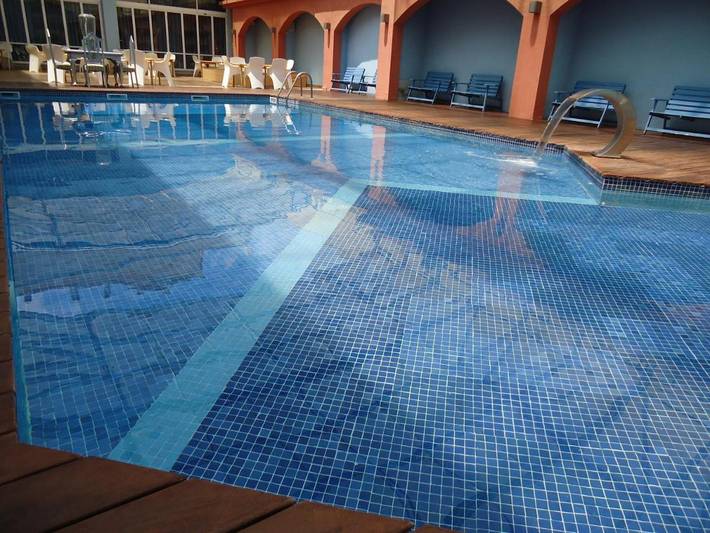 Hôtel pour 2 personnes, avec jacuzzi et sauna ainsi que terrasse et piscine