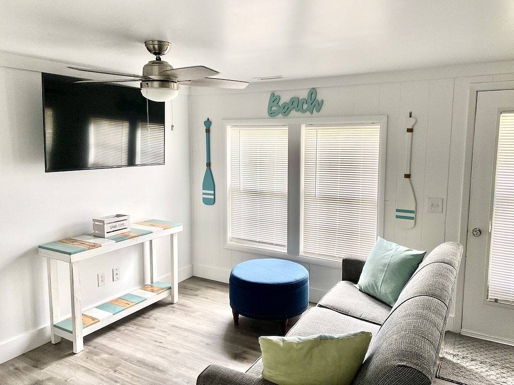 Beach House Cottage- 3 min to Beach - Remodeled, 2 screened in porches, big yard in Oak Island (NC), Brunswick County