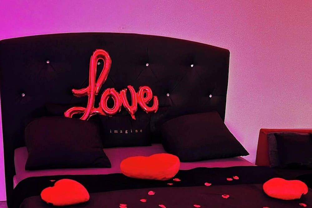 Love Room, Suite Jacuzzi Privatif-Proche plages, gare et aéroport, Aix marseille in Vitrolles, Mittelmeerküste (Frankreich)
