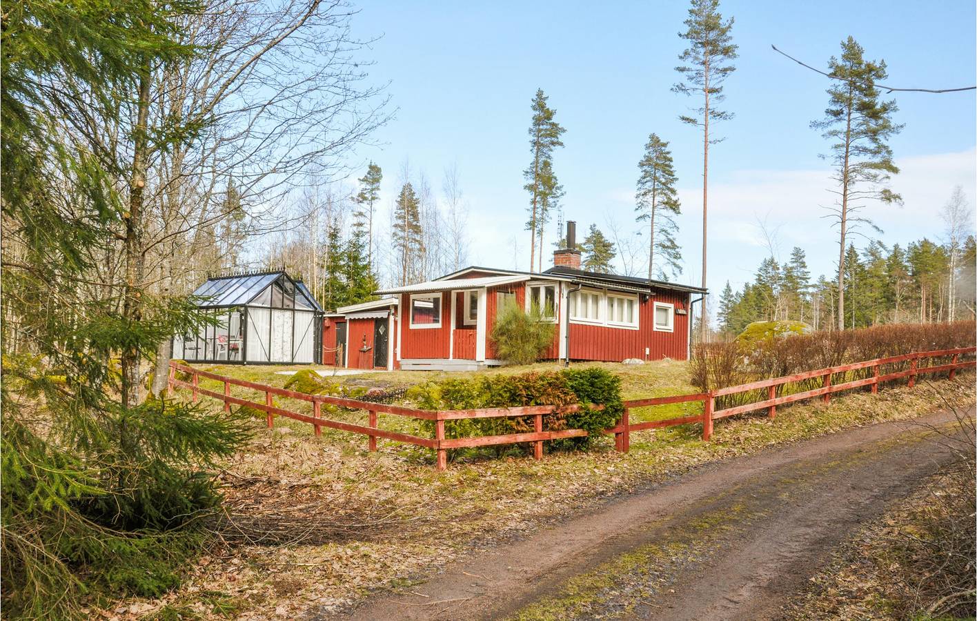 Hus för 4 Personer med trädgård in Vänern