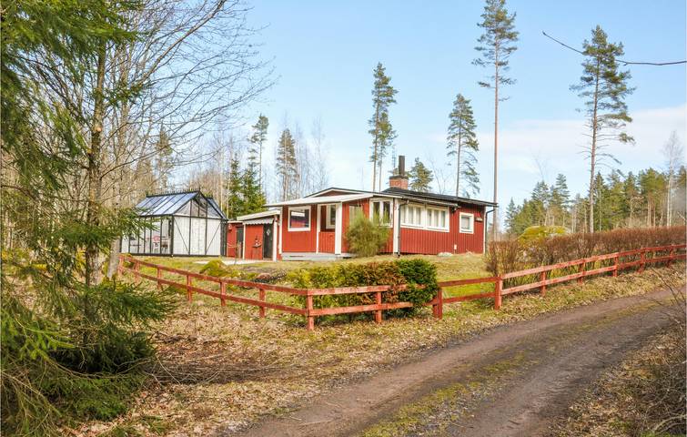 Hus för 4 Personer med terass in Vänern