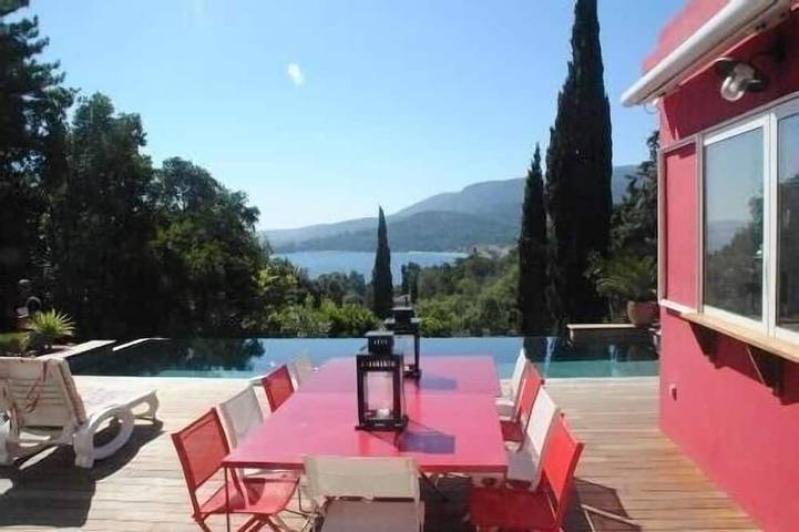 Location de vacances pour 18 personnes, avec Balcon/Terrasse et Jacuzzi ainsi que Terrasse et Jardin dans Plage du Cap Nègre