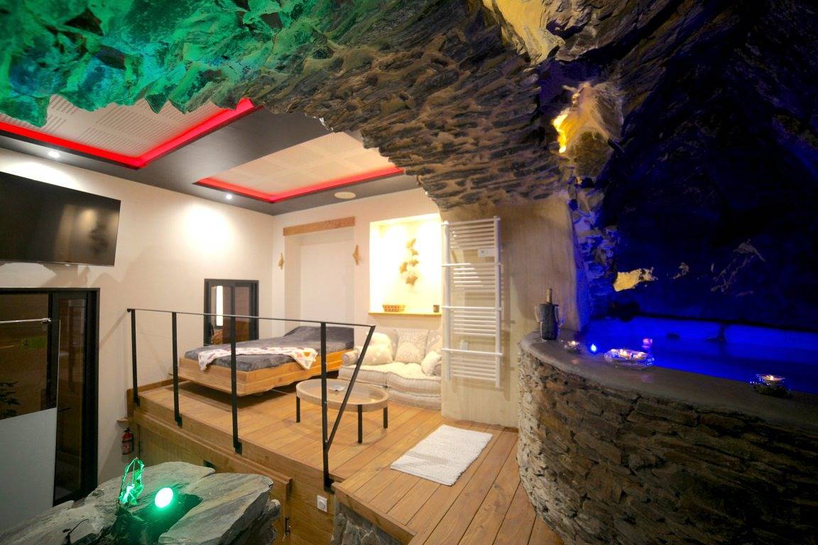 Gite Insolite, jacuzzi troglodyte proche plage, cour, A/C in Côte Vermeille, Collioure