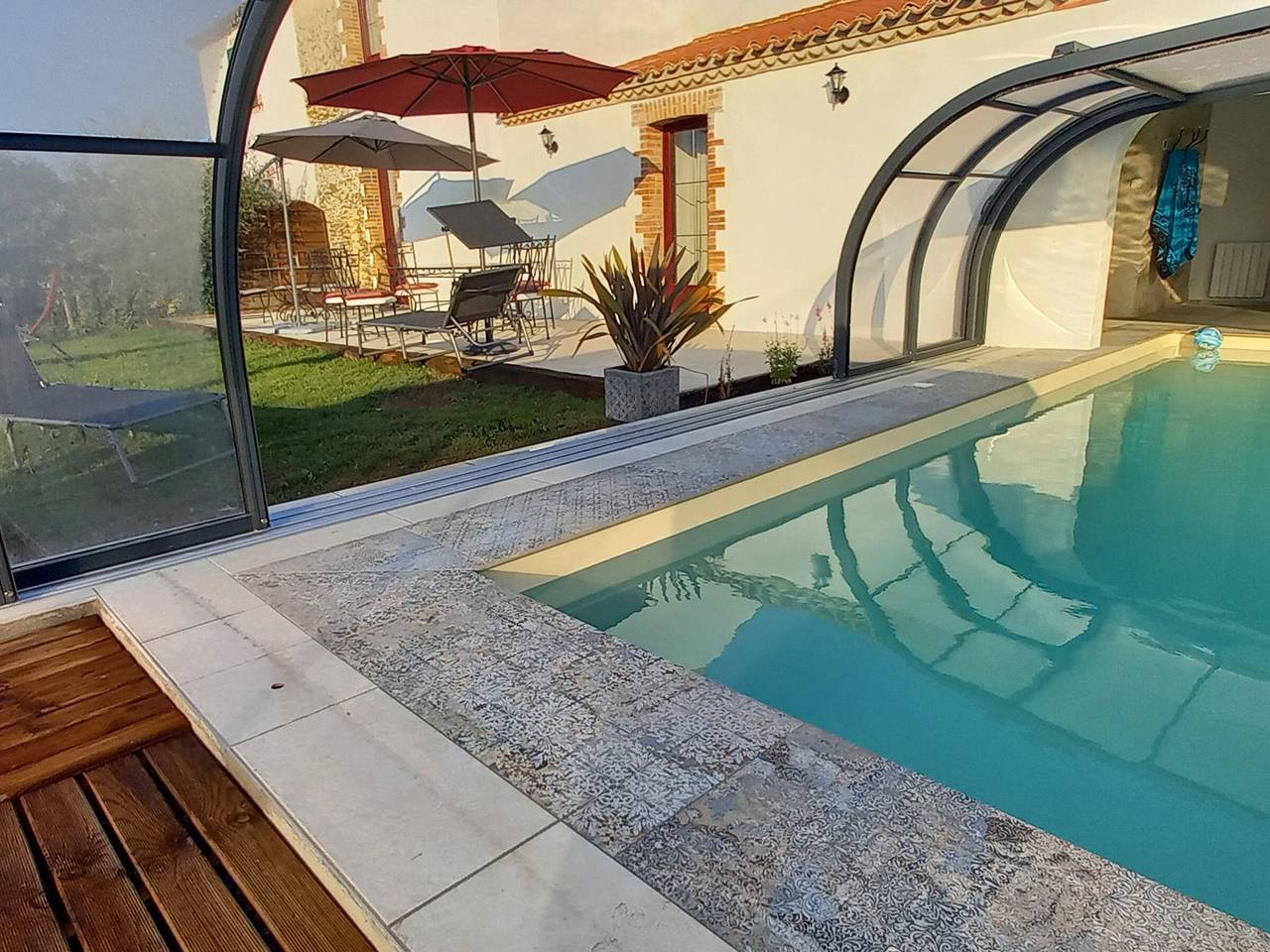 Casa de campo con piscina climatizada, cerca de la playa y equipada para familias. in Challans, Valle del Loira