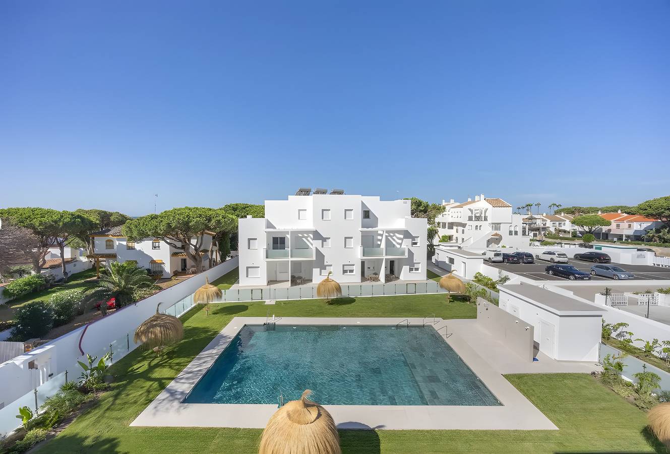 Apartamento entero, Apartamento 'Los Drogos Edificio B, Bajo C' con piscina compartida, Wi-Fi y aire acondicionado in La Barrosa, Chiclana de la Frontera