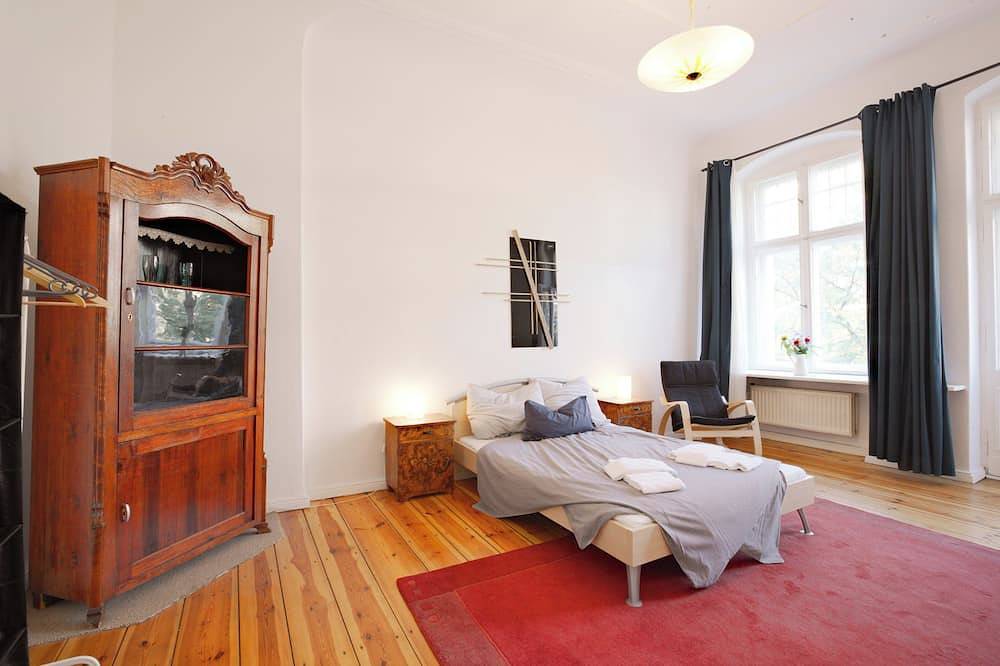 Ganze Wohnung, Großzügige, luxuriös ausgestattete Altbauwohnung mit 3 Zimmern + kleinem Balkon in Charlottenburg Berlin, Berlin