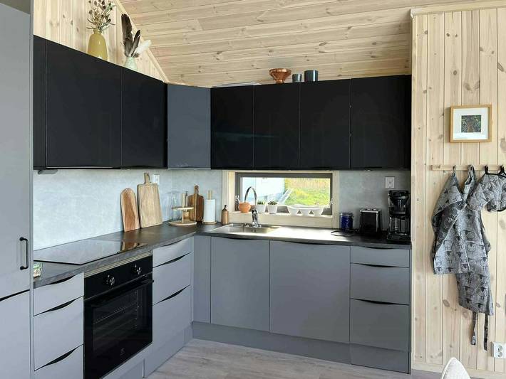 Neu gebaute Hütte mit Nordlicht auf Andøya in Andøy