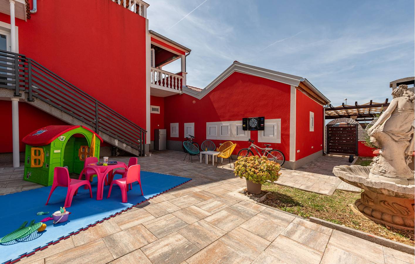 Toevluchtsoord aan zee: appartement met 2 slaapkamers, zwembad en terras, op 600 m van het strand in Općina Sveti Filip i Jakov, Zadar