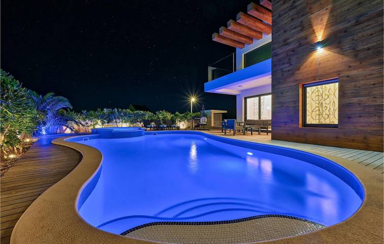 Apartamento soleado de 2 dormitorios con piscina climatizada, a 900 m de la playa in Nin, Region de Zadar
