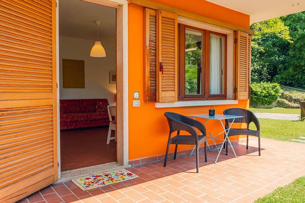Wohnstätte-Poolblick-Eigenes Badezimmer-Apartment-lago di garda vacanza in Costermano, Gardasee-Berge