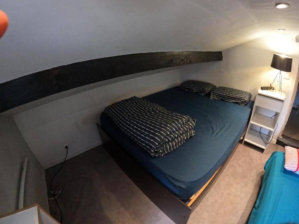 Appartement de vacances entier, Chambre 4 personnes 2 lits proche métro 5 - salle de bain, toilettes et cuisine sont commune in Bobigny, Seine-Saint-Denis