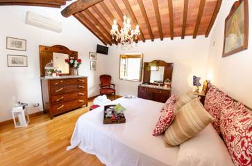 Vacation Rental for 11 Guests in Lucca, Lucca Province, Picture 4