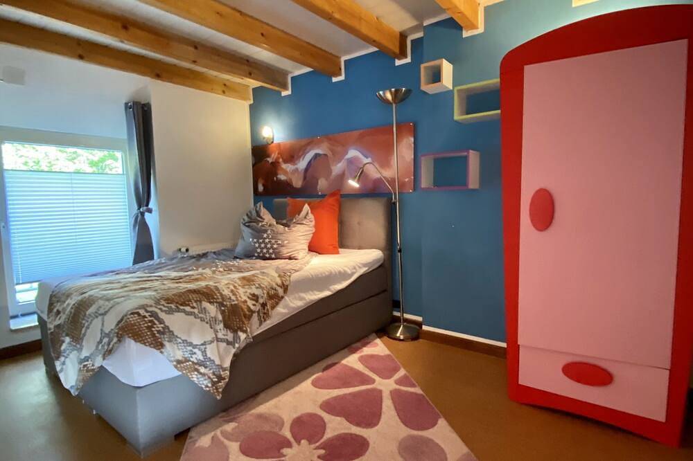 Ganze Wohnung, Oldschool, Dorfschule mit Whirlpool in Kall, Rureifel (Nordrhein-westfalen)