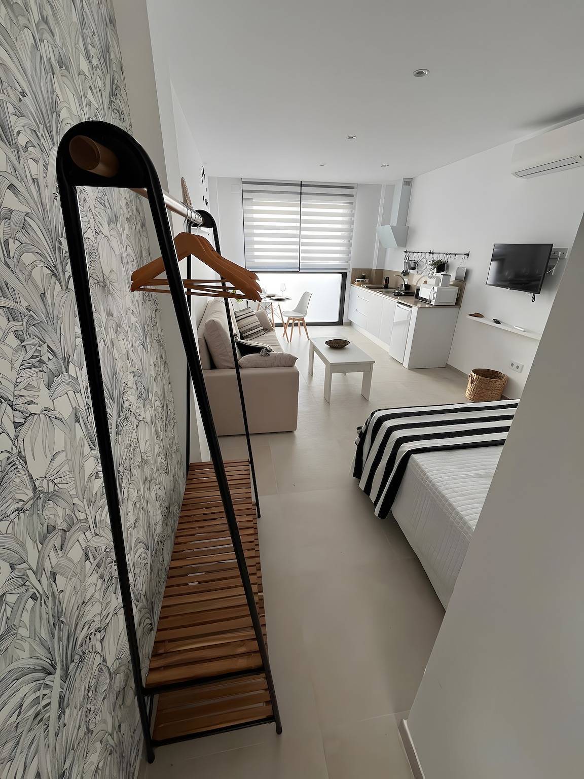 Estúdio inteiro, Estúdio confortável "Black&White" com excelente localização, ideal para casais in Playa de Los Lances, Tarifa (Espanha)