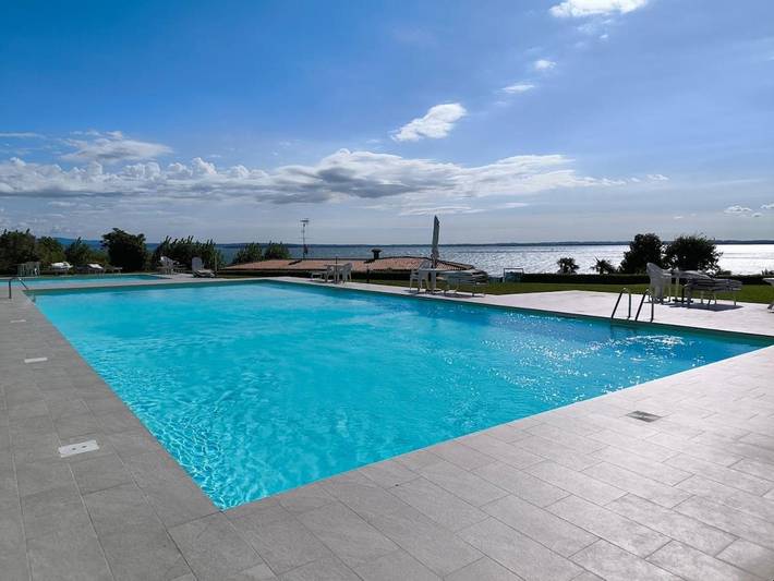 Ferienhaus für 3 Personen, mit Garten und Seeblick sowie Ausblick und Pool