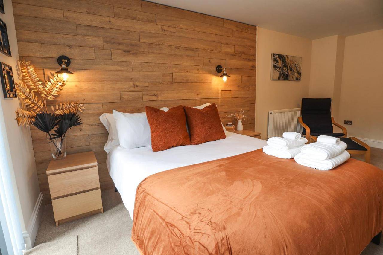 Ganze Wohnung, Half Moon Luxury One bedroom - Spacious Apt Romantic Getaway with a hot tub, 5 min away from Eastbourne centre , free parking in Eastbourne, Ost Sussex
