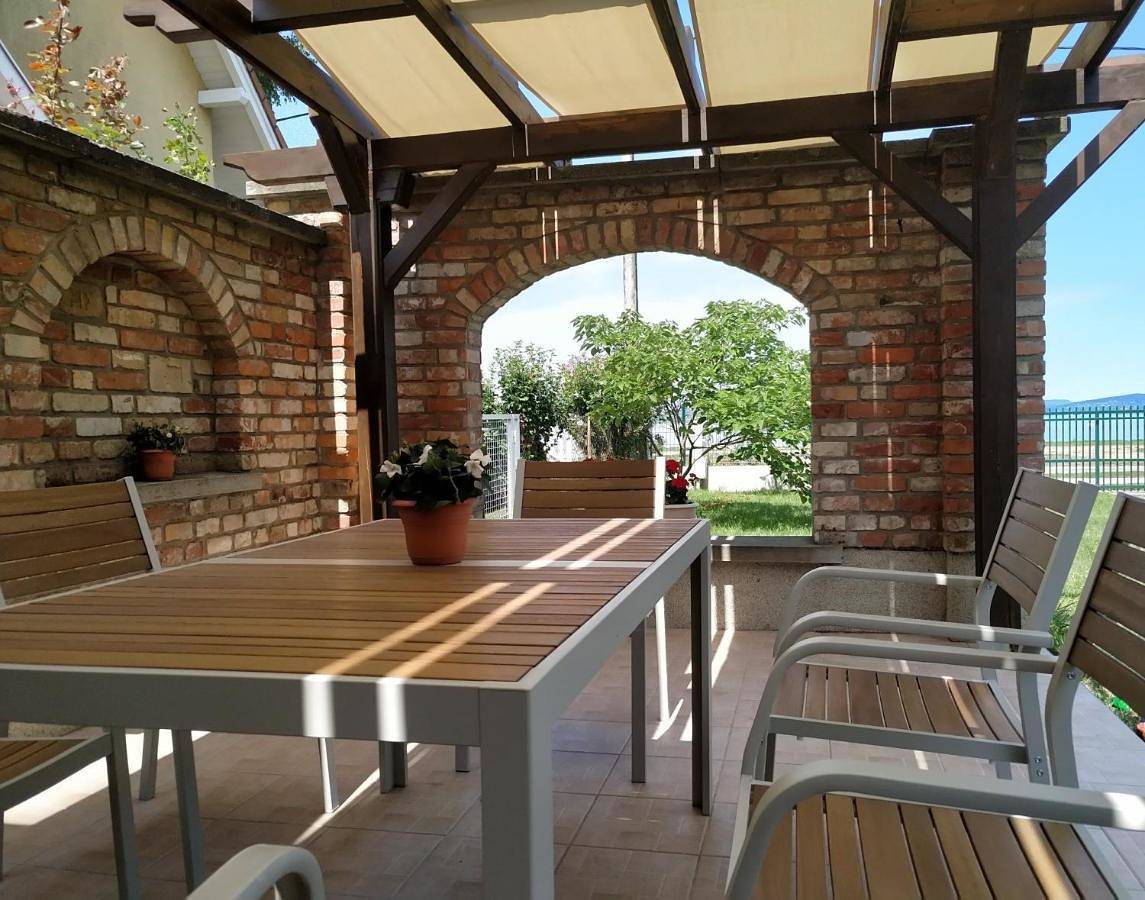 Exclusive Beachfront Villa in Fonjod, Plattensee Südufer