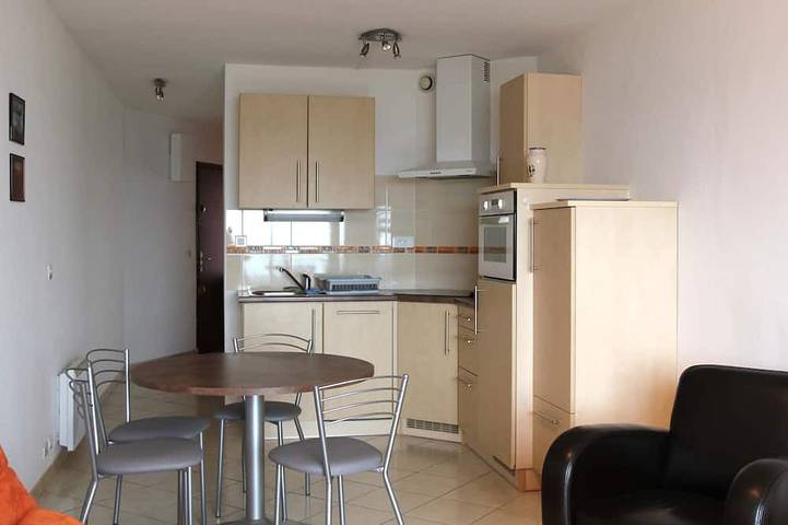 Apartamento entero, Apartamento con terraza frente a las 7 islas, hasta 4 personas. in Perros-Guirec, Costa de granito rosa