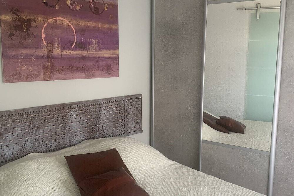 Ganze Wohnung, Schöne klimatisierte T3, direkt am Strand, 2 Schlafzimmer, Aufzug, Adsl, Parkplatz in Cavalaire-sur-Mer, Parc national Port-Cros