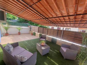 Gîte pour 4 personnes, avec vue et terrasse à Saint-Ambroix