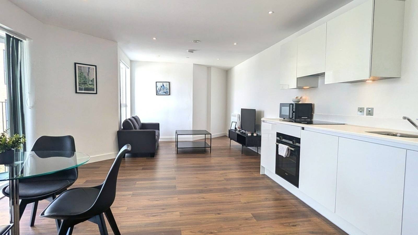 Entire apartment, 2Br Apt Bracknell | Parking | Nr Ascot Racecourse in Bracknell, Berkshire