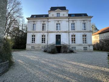 Gîte pour 32 personnes, avec piscine ainsi que jardin et terrasse à Sermizelles