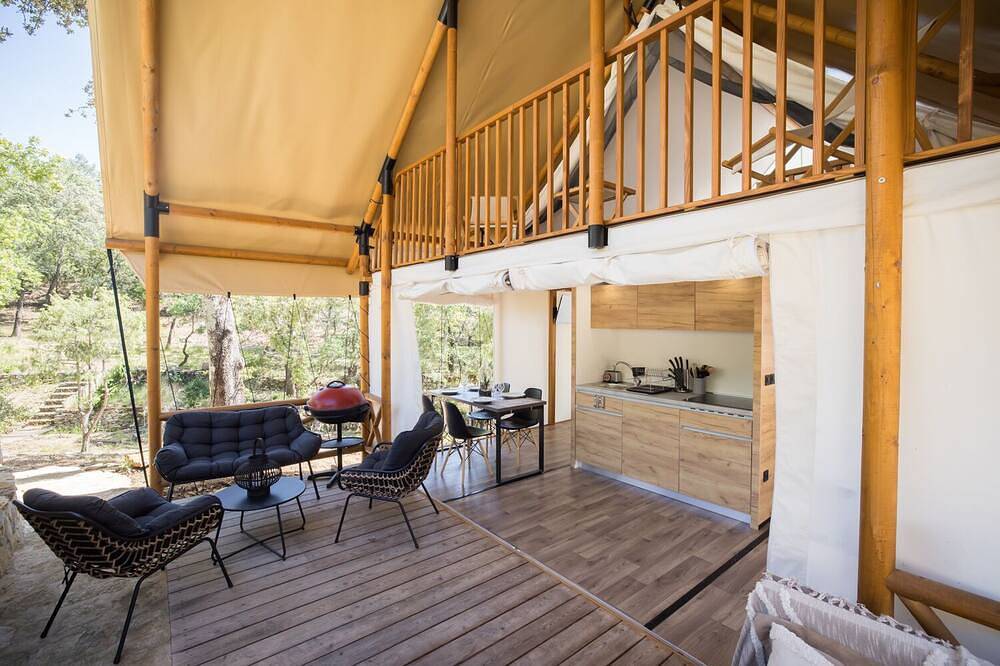 Family holiday property up to 20p with gites 2kms from the Pont du Gard in Castillon-du-Gard, Region de Nimes