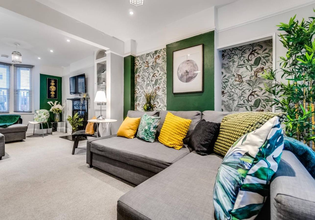 Central Pier Place - Large Group House sleeps up to 16 in Brighton, Sussex