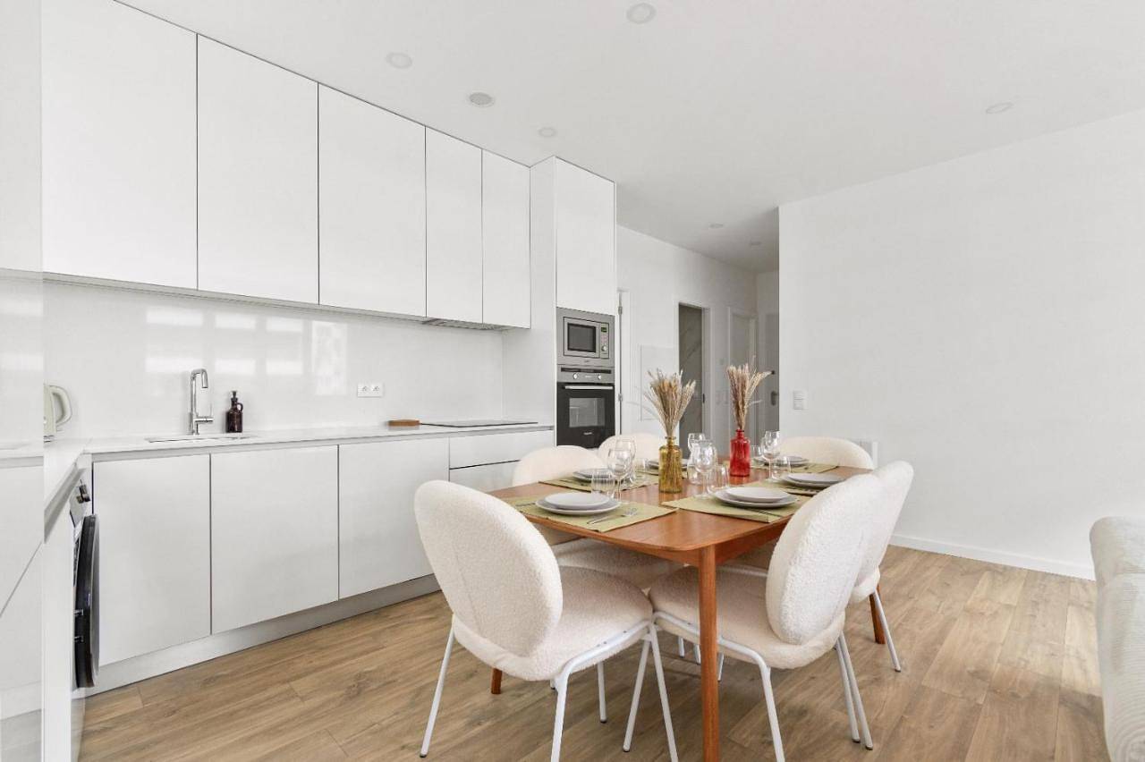 Appartement entier, Grand Appartement - Parking - 30 min Tour Eiffel in Chaville, Hauts-de-Seine