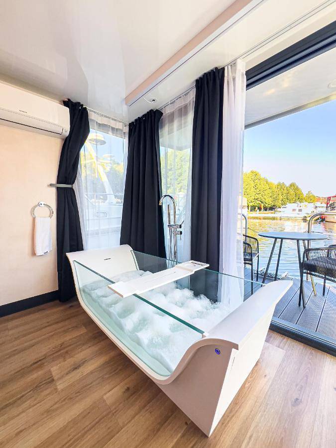 Bateau pour 2 personnes, avec terrasse et jacuzzi dans Grand Est - 4
