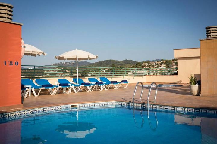 Hôtel pour 2 personnes, avec piscine ainsi que balcon et bassin pour enfant