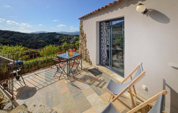Gîte pour 3 personnes, avec vue et terrasse, adapté aux familles à Petreto-Bicchisano - 3