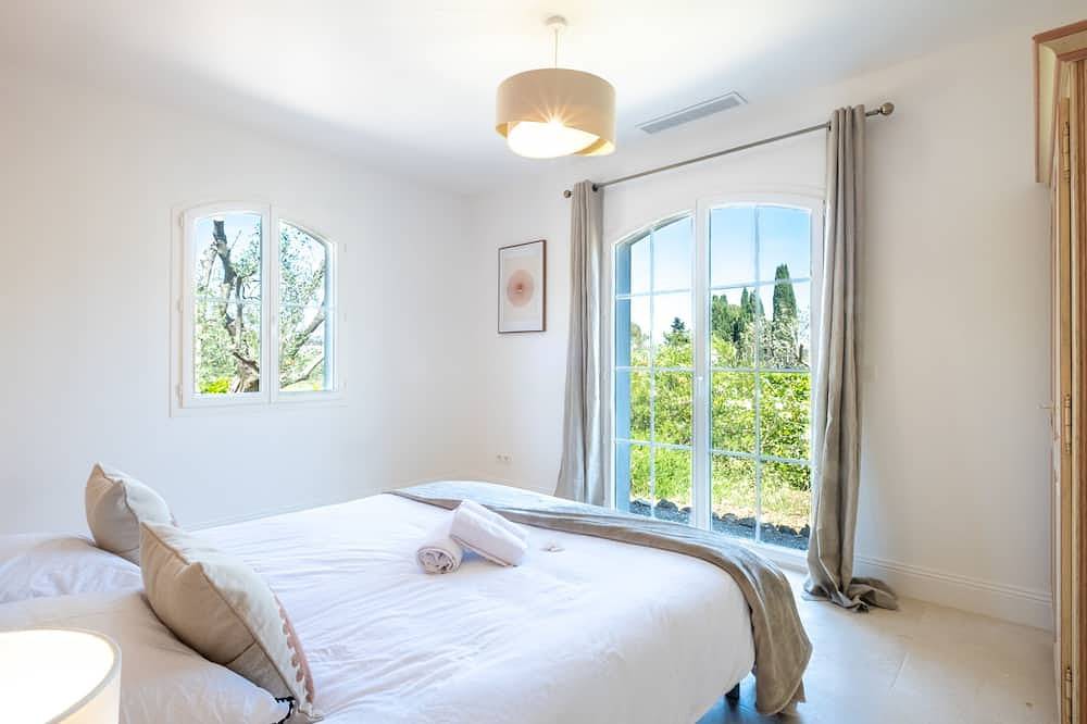 Jewel of 280m² with Infinity Pool in Absolute Calm in Roquefort-les-Pins, Cannes region