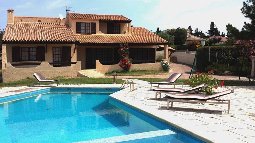 Maison de vacances pour 8 personnes, avec Balcon et Terrasse ainsi que Jardin et Piscine à Gignac-la-Nerthe