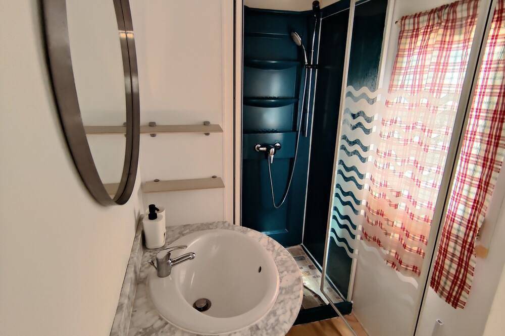 Comfortable mobile home at the foot of the Luberon in Lourmarin, Parc naturel régional du Luberon