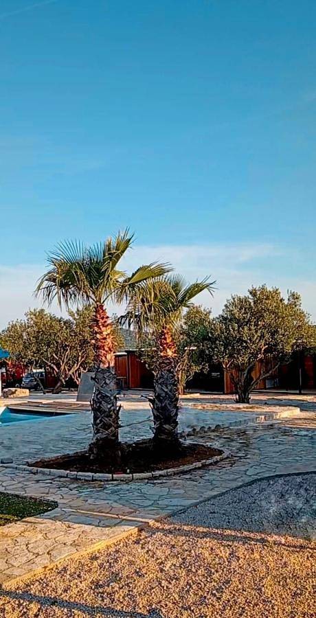 Camping pour 6 personnes, avec Balcon et Terrasse ainsi que Jardin et Piscine à Pirovac
